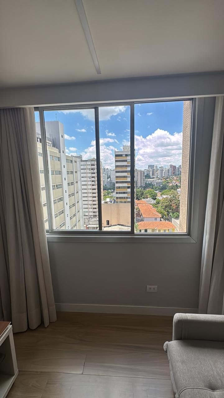 Janela de alumínio instalada em quarto, com vista para fora