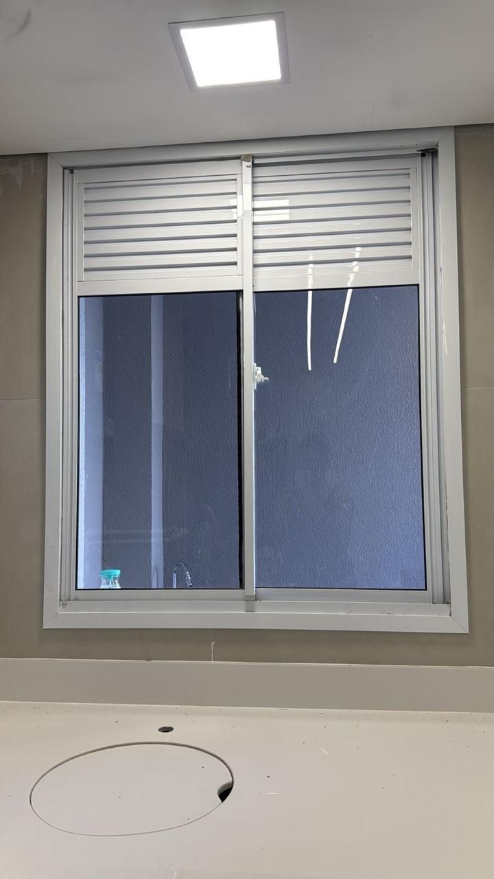 Janela de alumínio com veneziana integrada em quarto