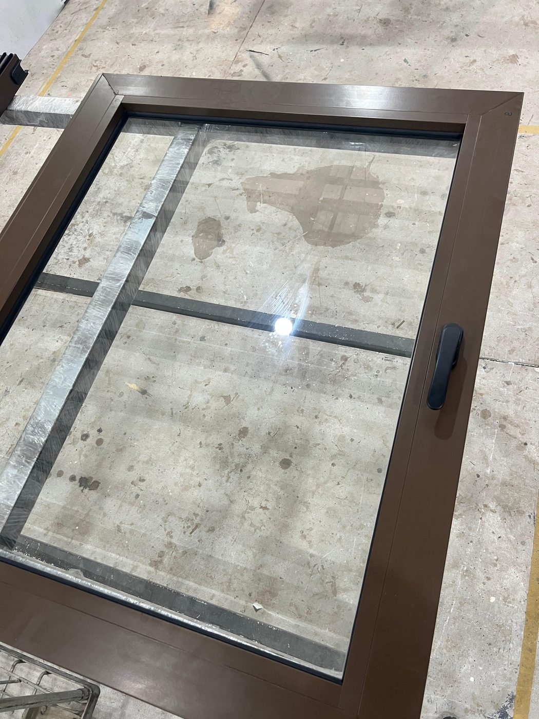 Peça de esquadria de alumínio fabricada sob medida na bancada